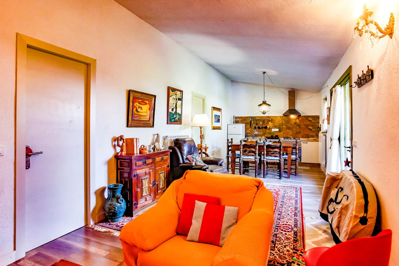 1517 - Conjunto de tres apartamentos reformados + masía para rehabilitar en parcela de 20 ha.