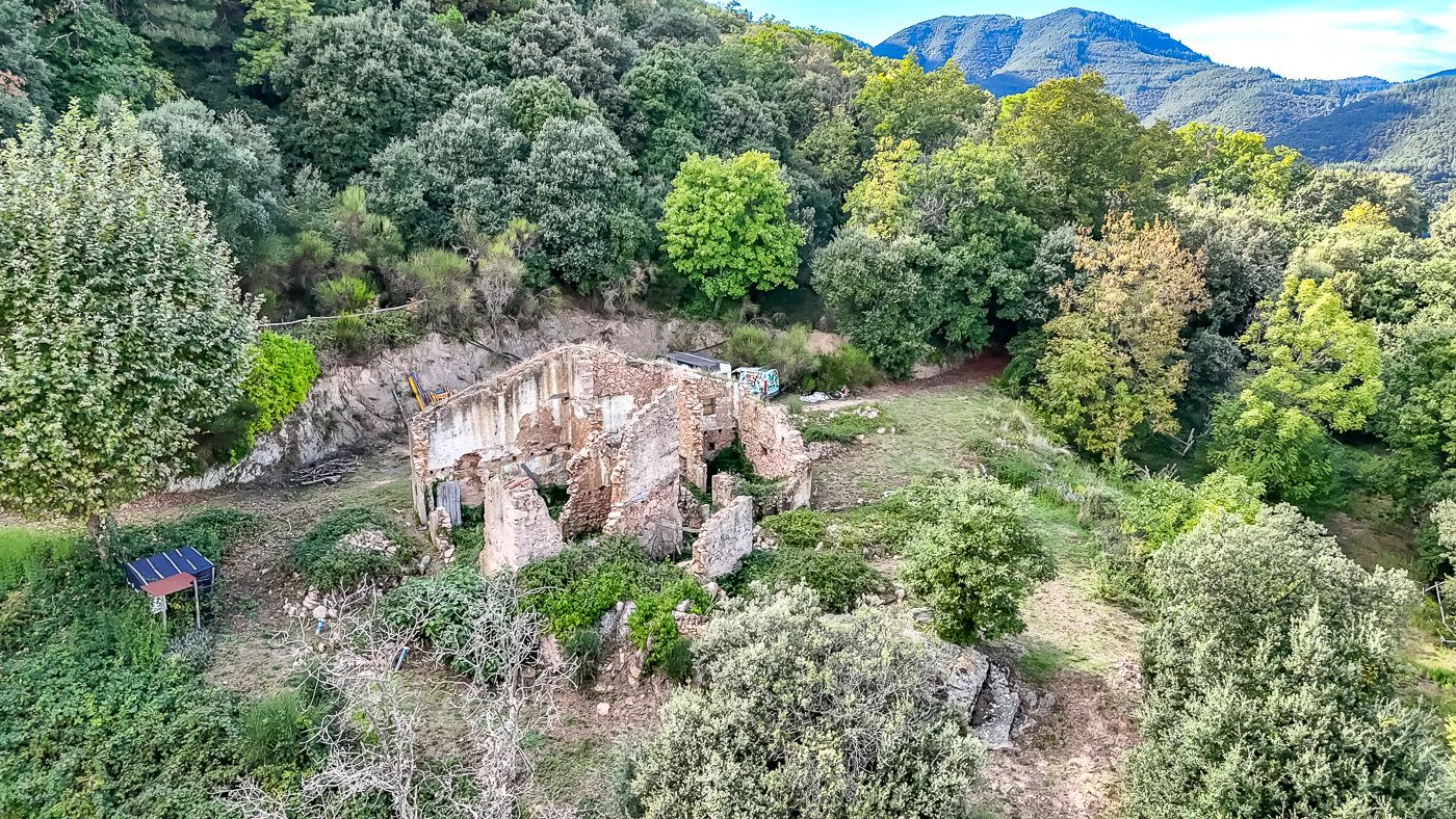 1517 - Conjunto de tres apartamentos reformados + masía para rehabilitar en parcela de 20 ha.