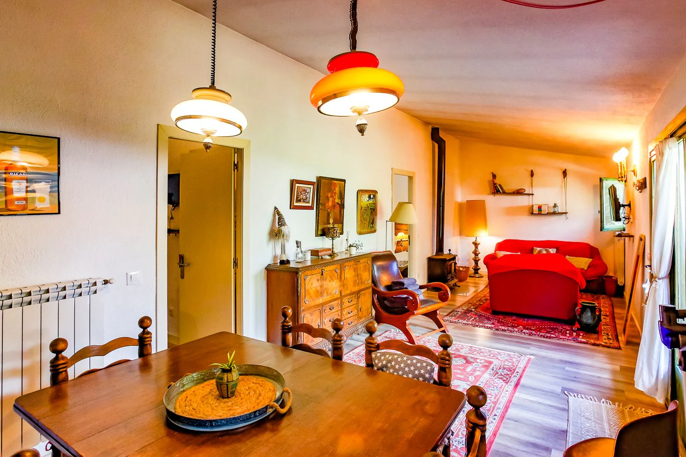 1517 - Conjunto de tres apartamentos reformados + masía para rehabilitar en parcela de 20 ha.