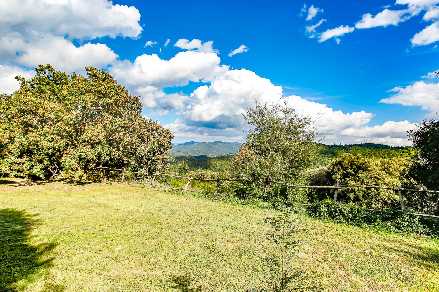 1517 - Conjunto de tres apartamentos reformados + masía para rehabilitar en parcela de 20 ha.