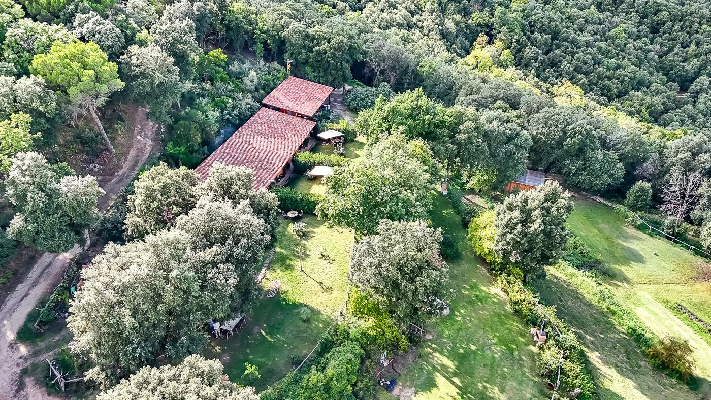 1517 - Conjunto de tres apartamentos reformados + masía para rehabilitar en parcela de 20 ha.