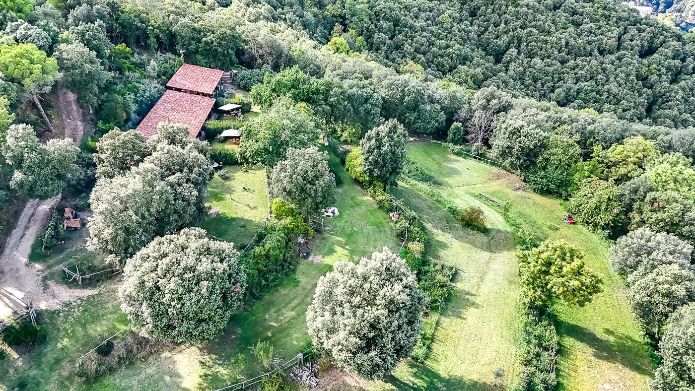 1517 - Conjunto de tres apartamentos reformados + masía para rehabilitar en parcela de 20 ha.