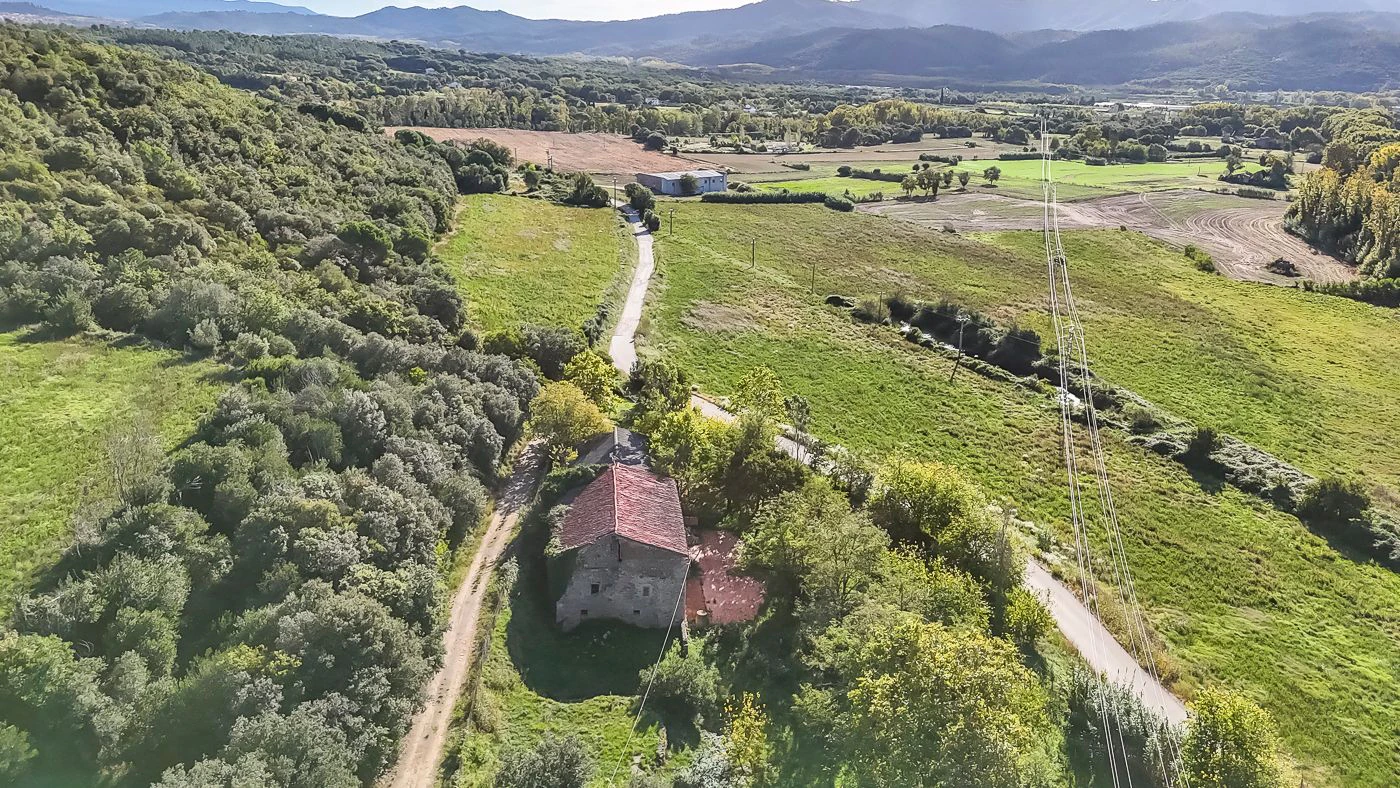 Masia para rehabilitar en la falda del parque natural del Montseny. 12 hectáreas con parte de cultivo.