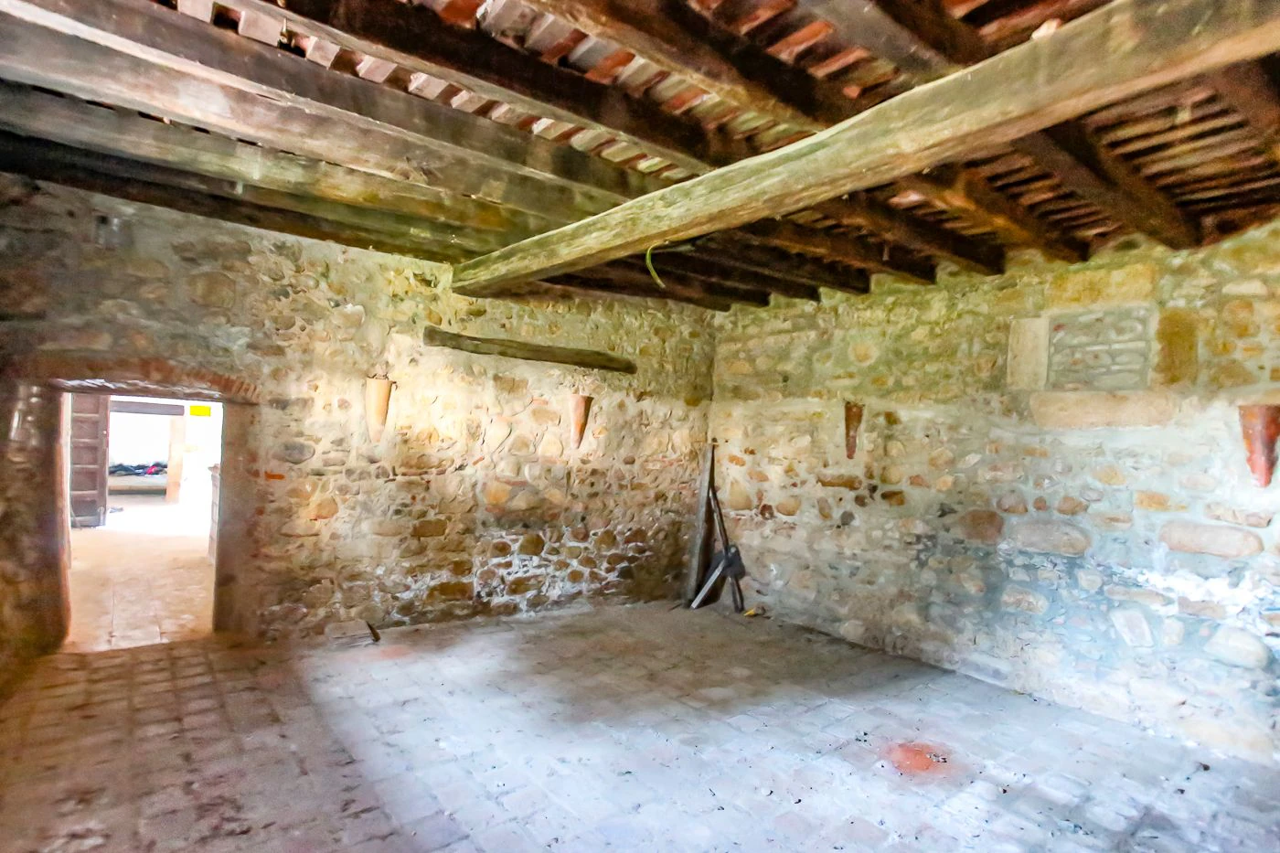 Masia para rehabilitar en la falda del parque natural del Montseny. 12 hectáreas con parte de cultivo.
