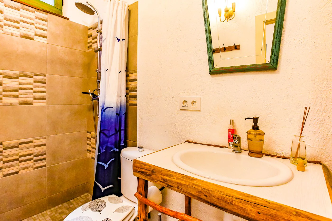 1517 - Conjunto de tres apartamentos reformados + masía para rehabilitar en parcela de 20 ha.