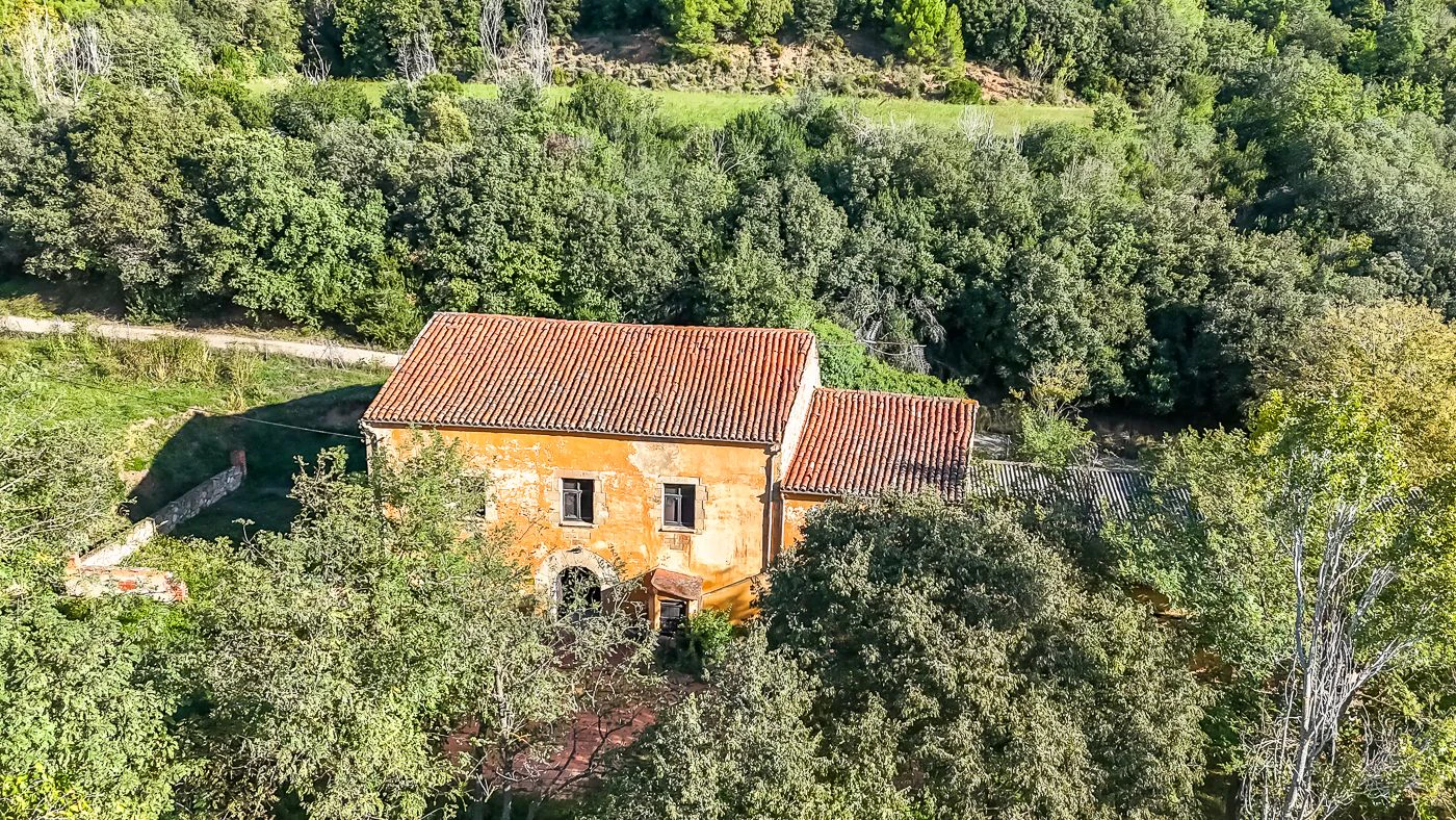 Masia para rehabilitar en la falda del parque natural del Montseny. 12 hectáreas con parte de cultivo.