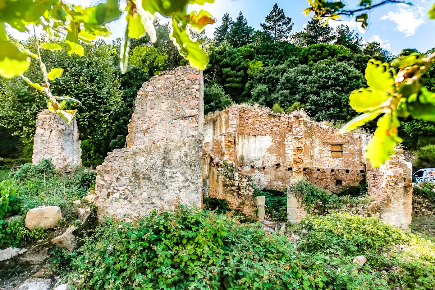 1517 - Conjunto de tres apartamentos reformados + masía para rehabilitar en parcela de 20 ha.