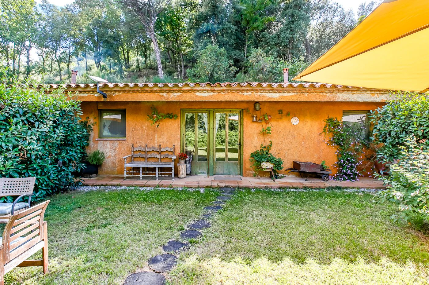 1517 - Conjunto de tres apartamentos reformados + masía para rehabilitar en parcela de 20 ha.
