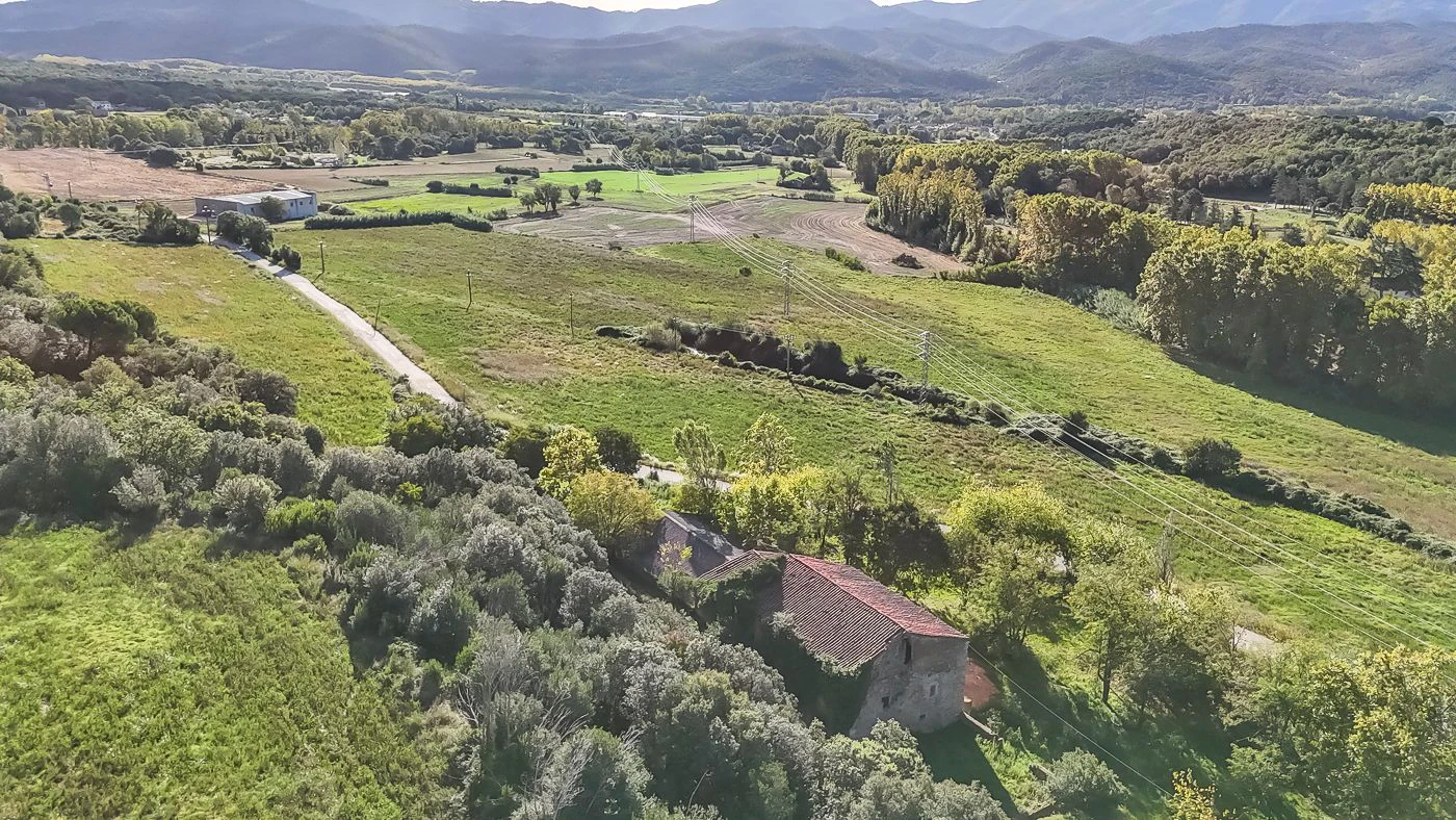 Masia para rehabilitar en la falda del parque natural del Montseny. 12 hectáreas con parte de cultivo.