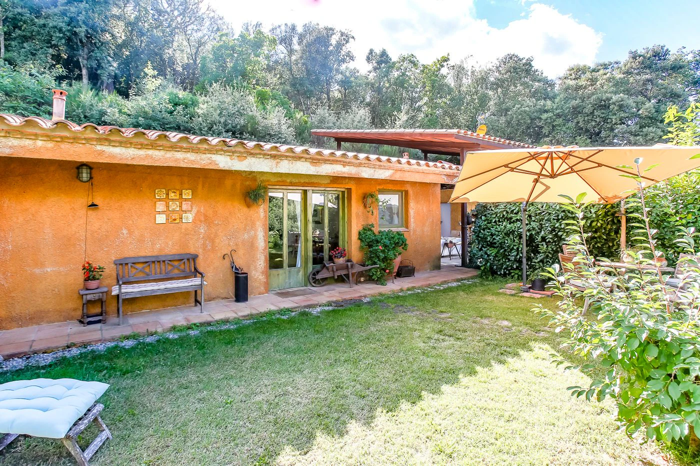 1517 - Conjunto de tres apartamentos reformados + masía para rehabilitar en parcela de 20 ha.