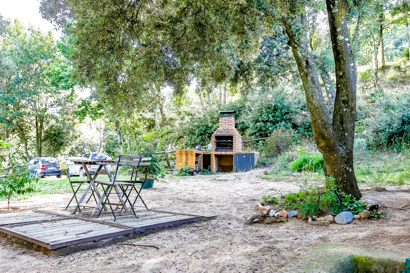 1517 - Conjunto de tres apartamentos reformados + masía para rehabilitar en parcela de 20 ha.