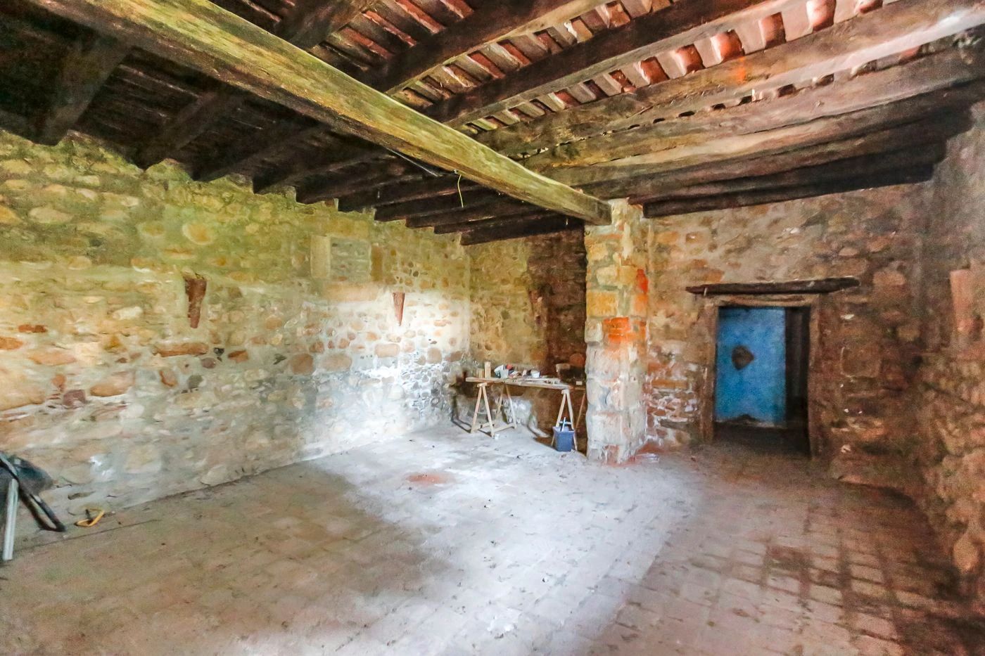 Masia para rehabilitar en la falda del parque natural del Montseny. 12 hectáreas con parte de cultivo.
