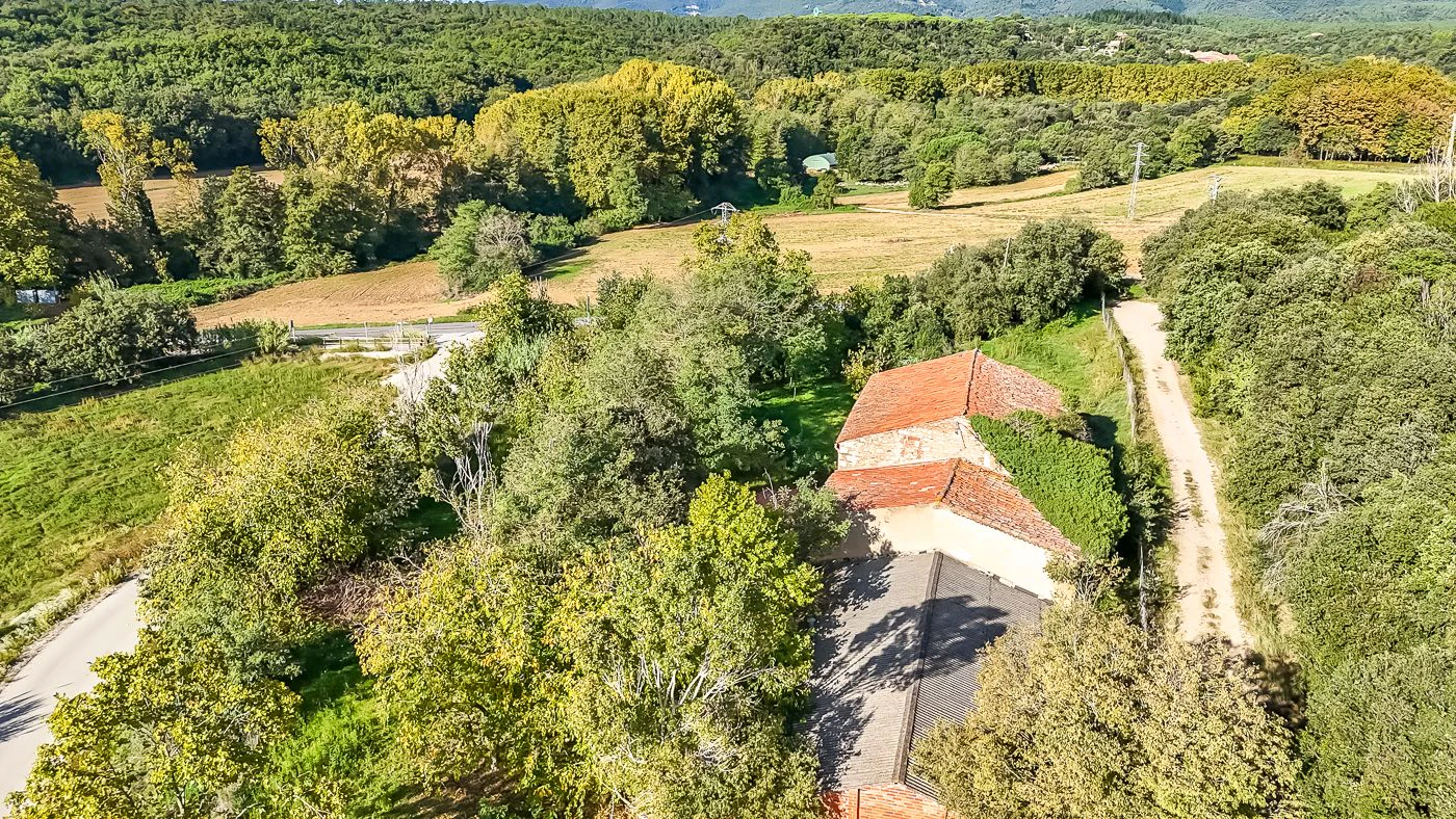 Masia para rehabilitar en la falda del parque natural del Montseny. 12 hectáreas con parte de cultivo.