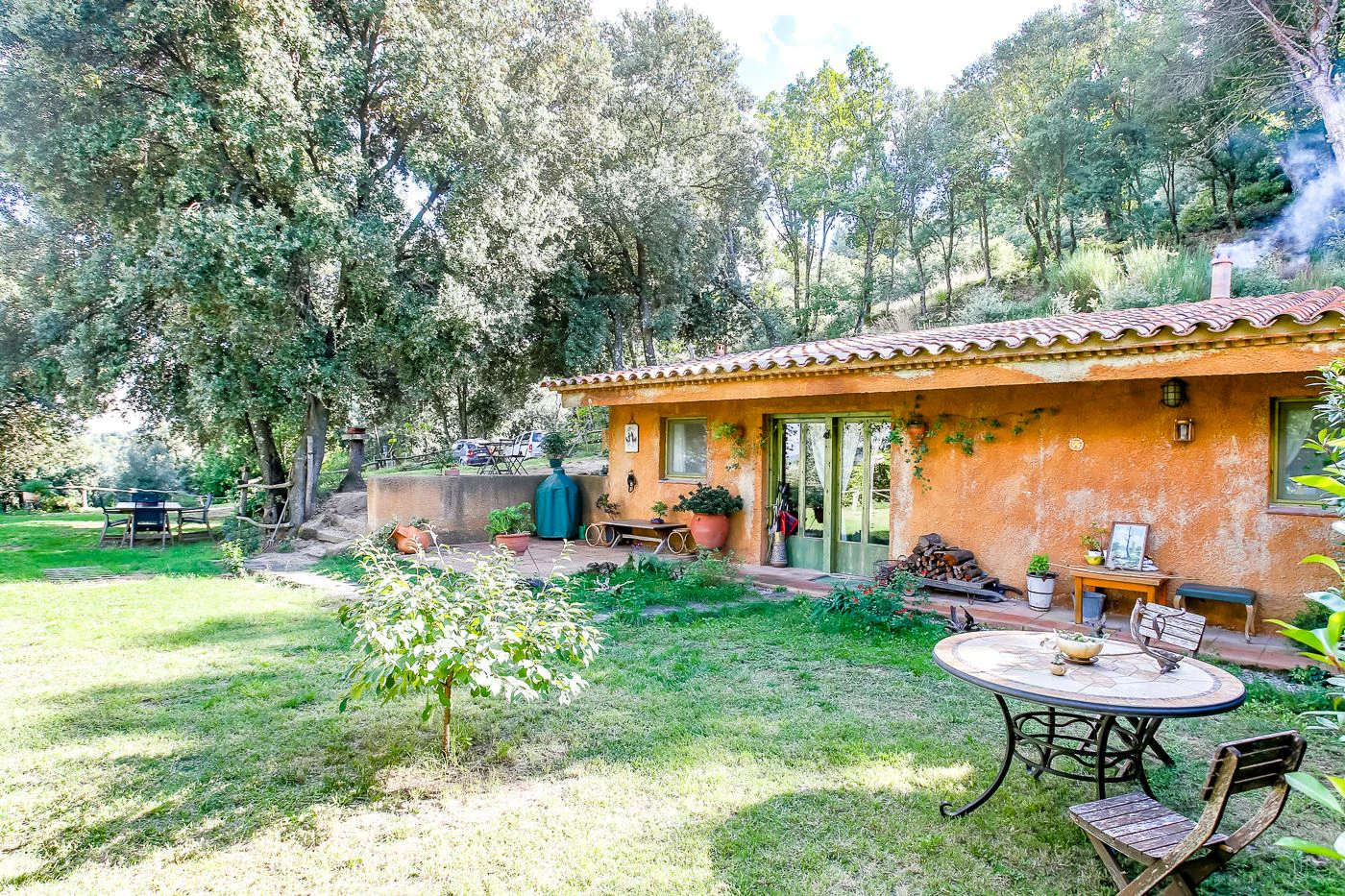 1517 - Conjunto de tres apartamentos reformados + masía para rehabilitar en parcela de 20 ha.