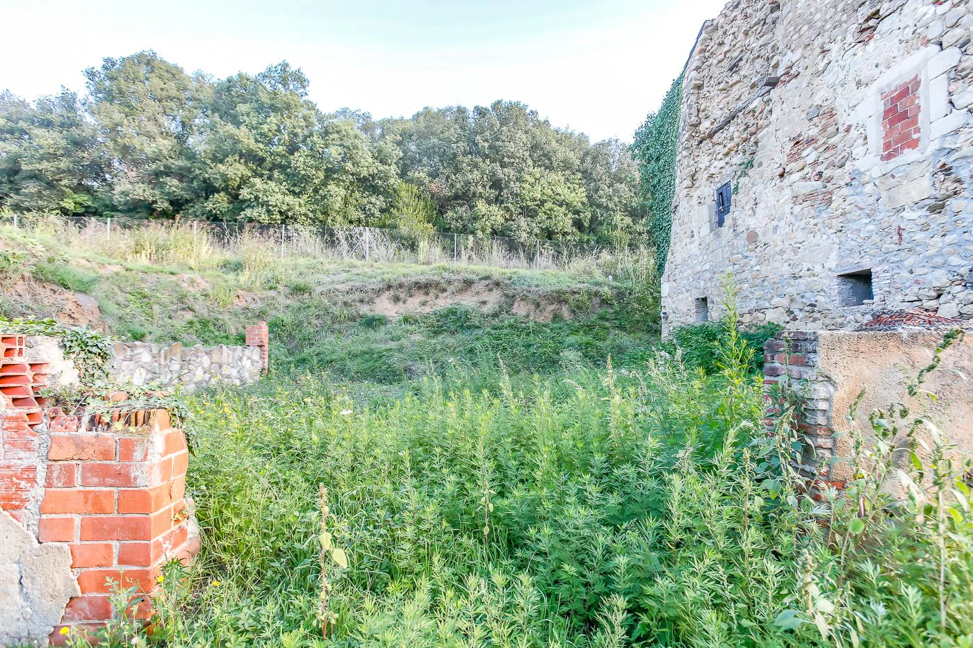 Masia para rehabilitar en la falda del parque natural del Montseny. 12 hectáreas con parte de cultivo.