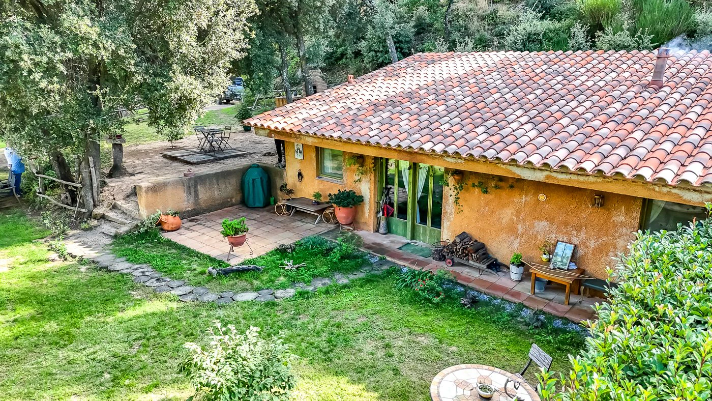 1517 - Conjunto de tres apartamentos reformados + masía para rehabilitar en parcela de 20 ha.