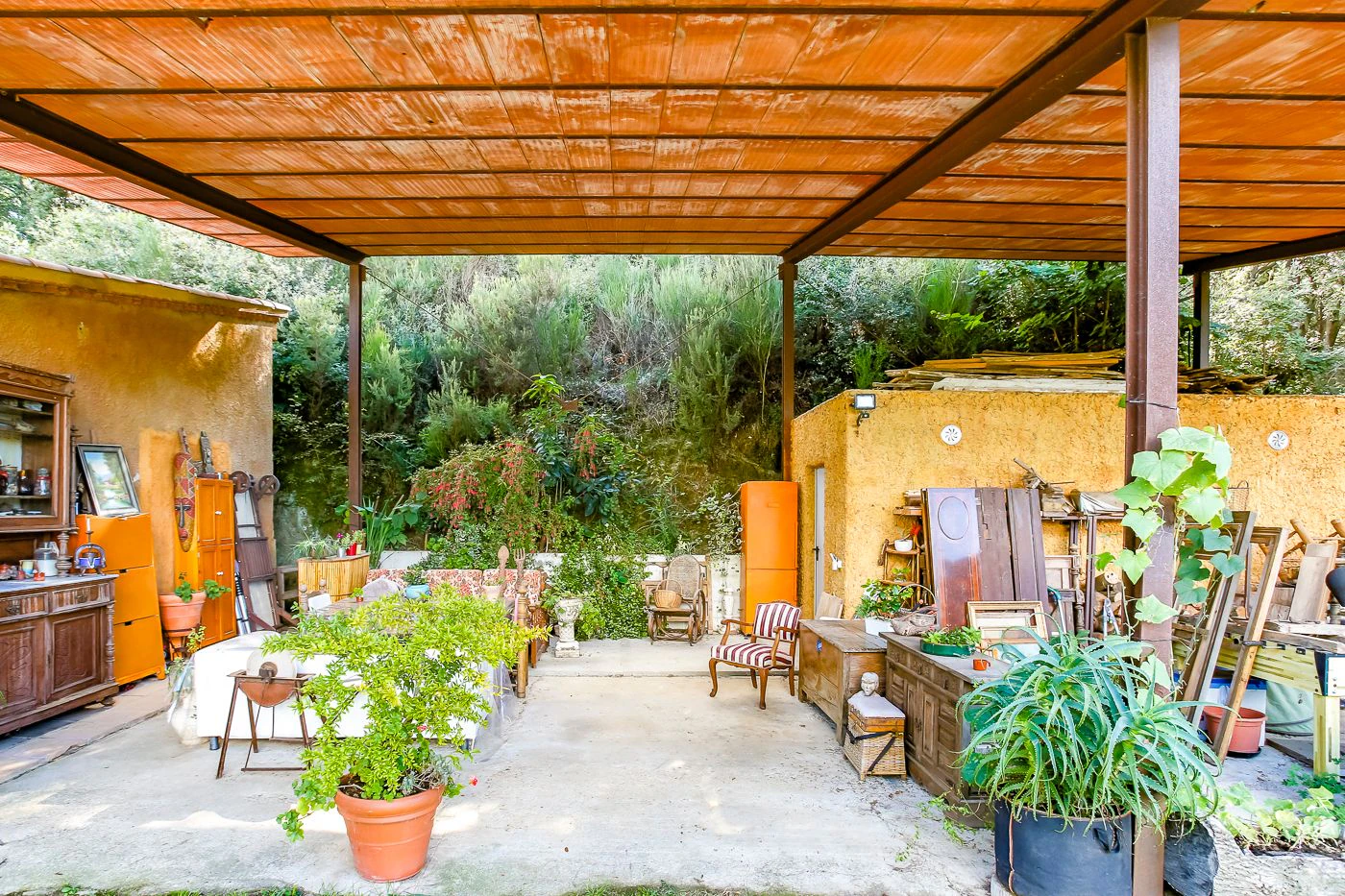 1517 - Conjunto de tres apartamentos reformados + masía para rehabilitar en parcela de 20 ha.