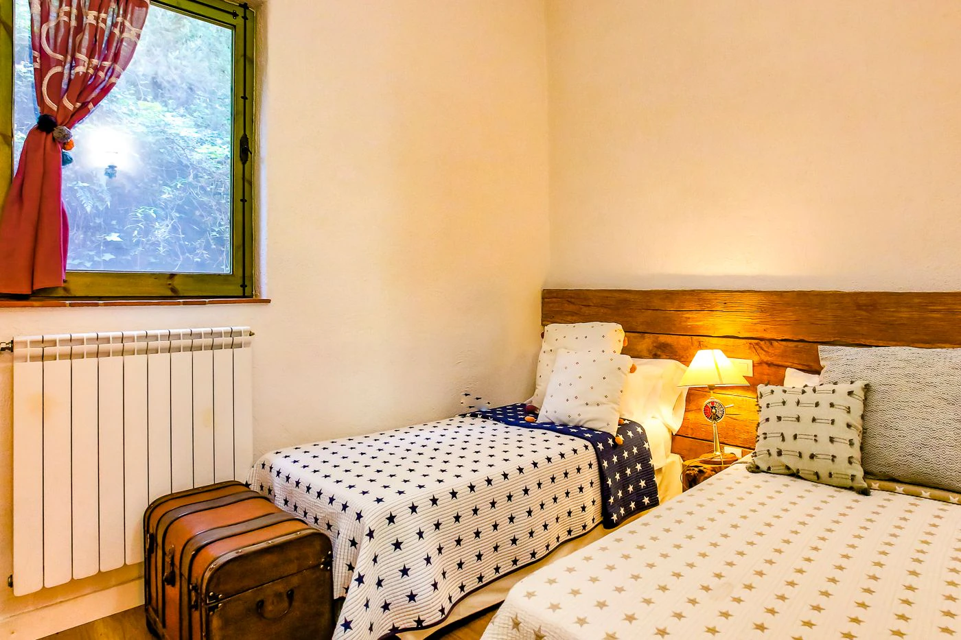 1517 - Conjunto de tres apartamentos reformados + masía para rehabilitar en parcela de 20 ha.