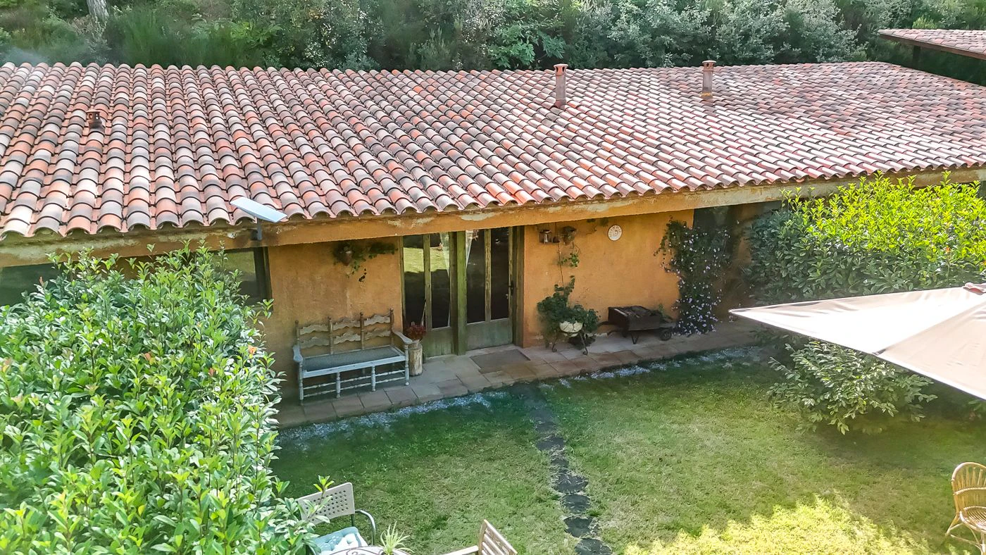 1517 - Conjunto de tres apartamentos reformados + masía para rehabilitar en parcela de 20 ha.