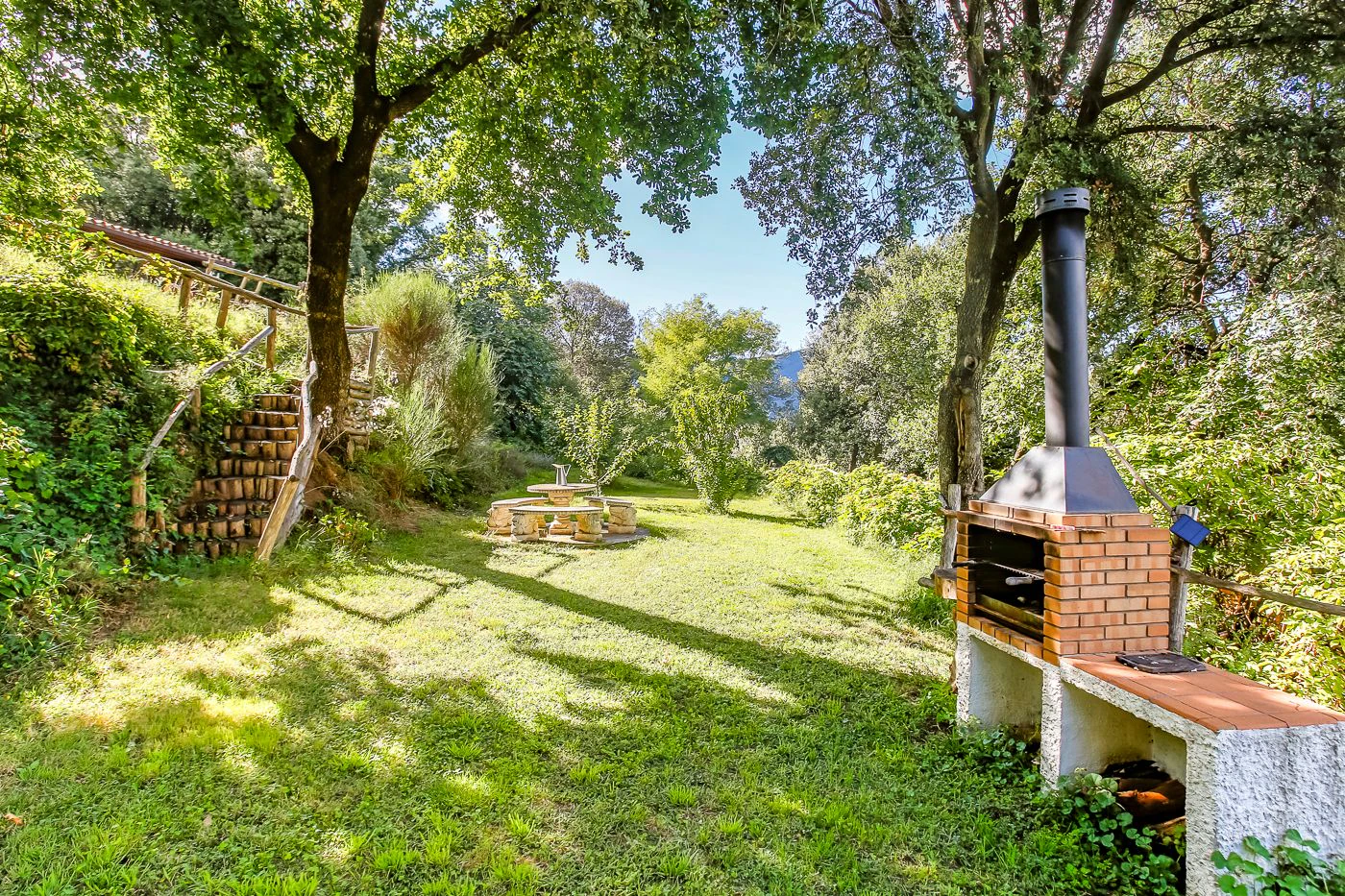 1517 - Conjunto de tres apartamentos reformados + masía para rehabilitar en parcela de 20 ha.