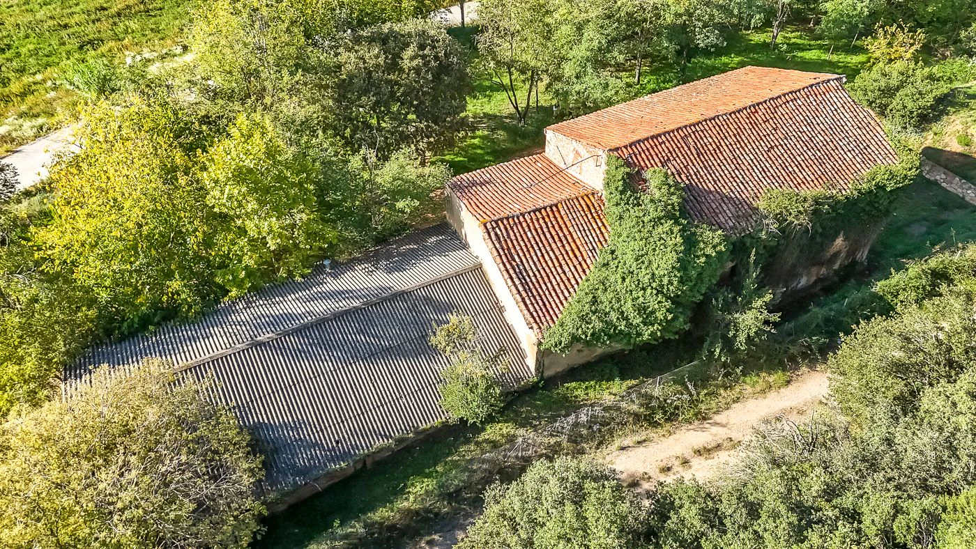 Masia para rehabilitar en la falda del parque natural del Montseny. 12 hectáreas con parte de cultivo.