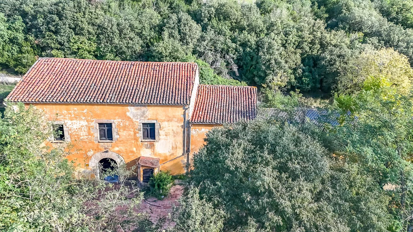 Masia para rehabilitar en la falda del parque natural del Montseny. 12 hectáreas con parte de cultivo.