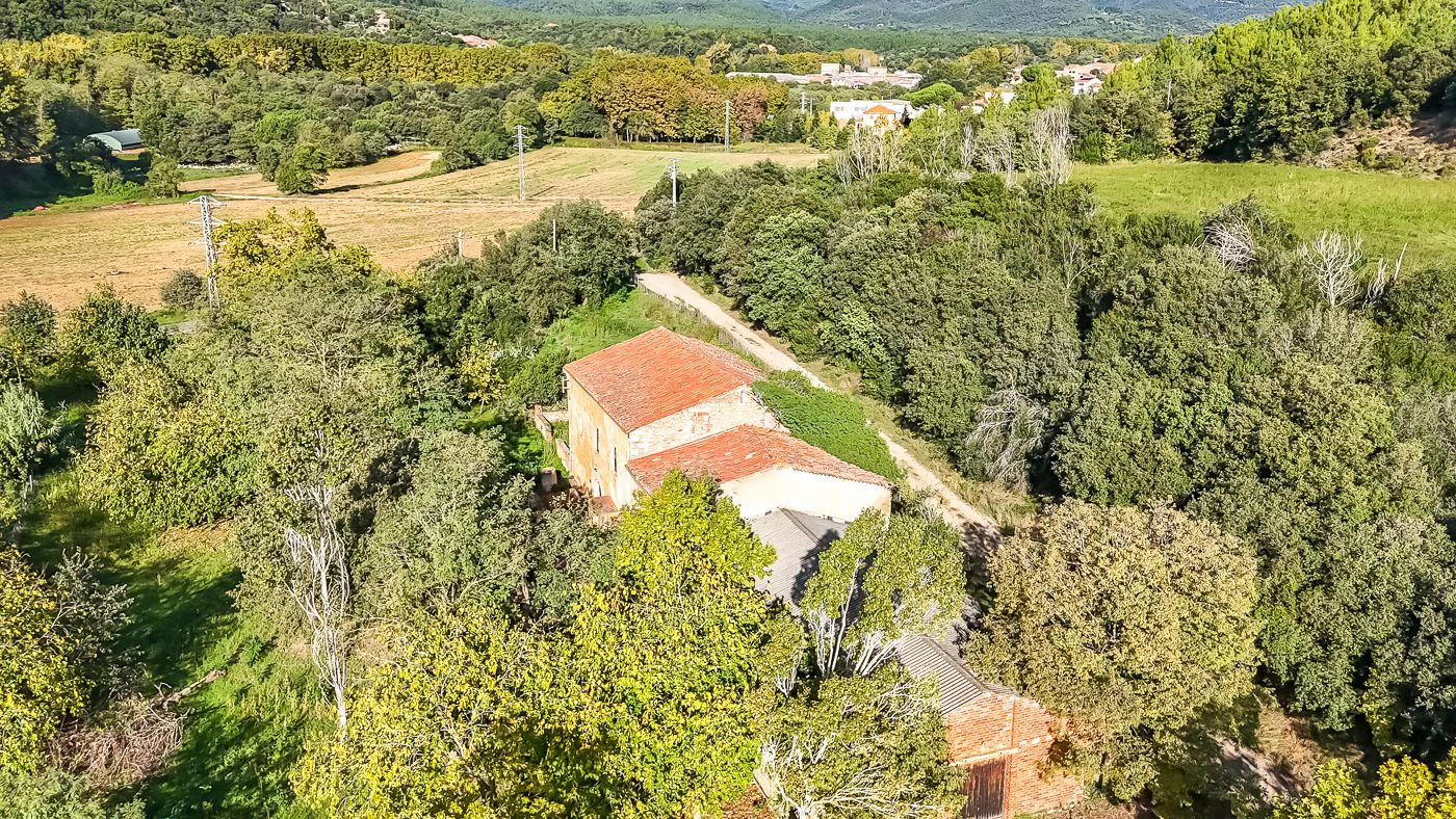 Masia para rehabilitar en la falda del parque natural del Montseny. 12 hectáreas con parte de cultivo.