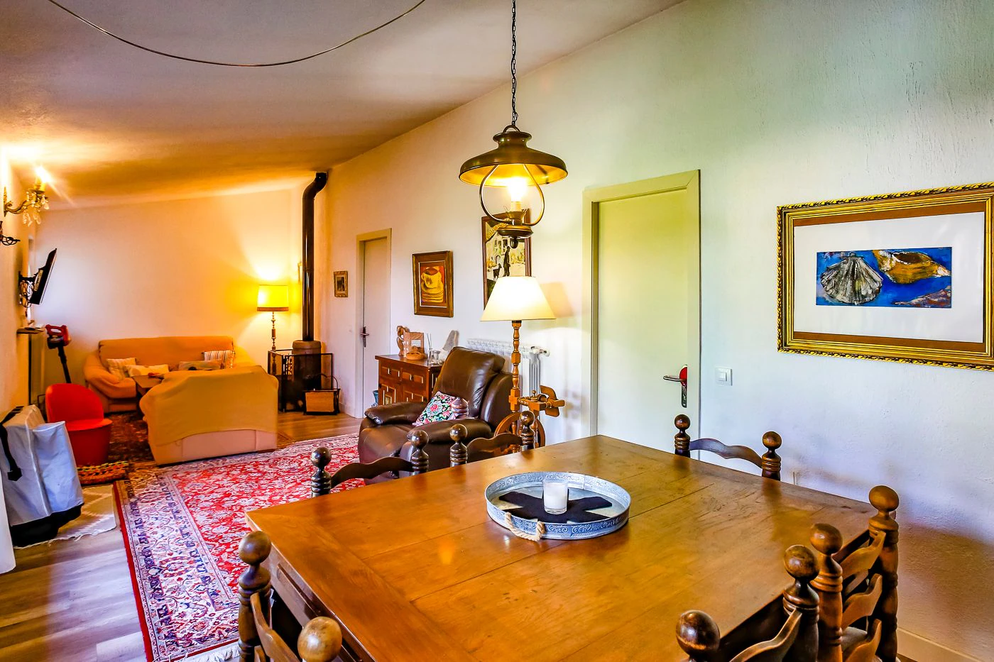 1517 - Conjunto de tres apartamentos reformados + masía para rehabilitar en parcela de 20 ha.