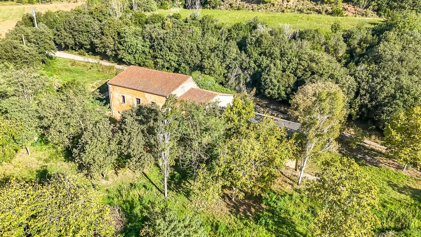Masia para rehabilitar en la falda del parque natural del Montseny. 12 hectáreas con parte de cultivo.