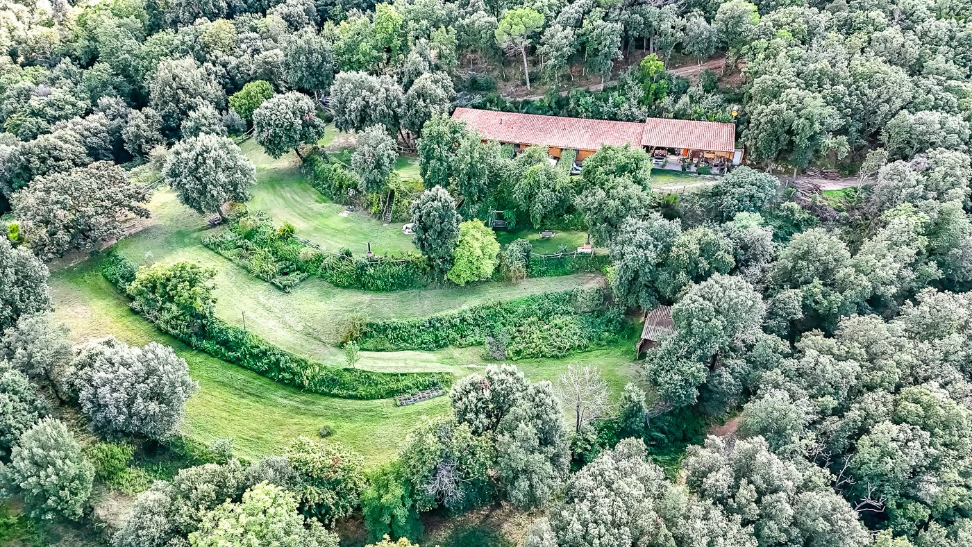 1517 - Conjunto de tres apartamentos reformados + masía para rehabilitar en parcela de 20 ha.