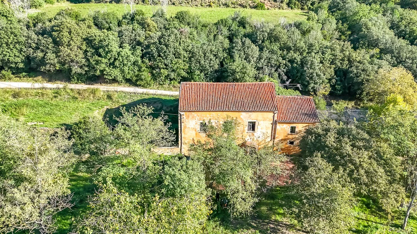 Masia para rehabilitar en la falda del parque natural del Montseny. 12 hectáreas con parte de cultivo.