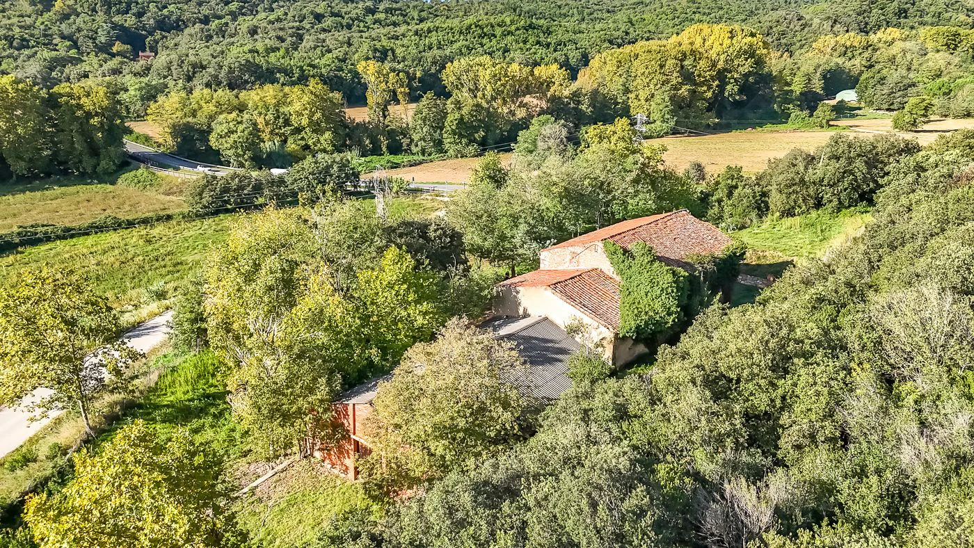 Masia para rehabilitar en la falda del parque natural del Montseny. 12 hectáreas con parte de cultivo.
