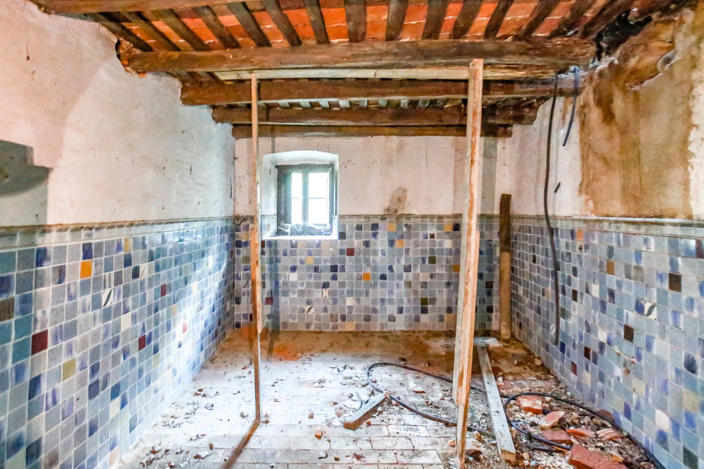 Masia para rehabilitar en la falda del parque natural del Montseny. 12 hectáreas con parte de cultivo.