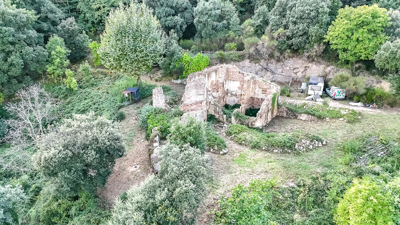 1517 - Conjunto de tres apartamentos reformados + masía para rehabilitar en parcela de 20 ha.