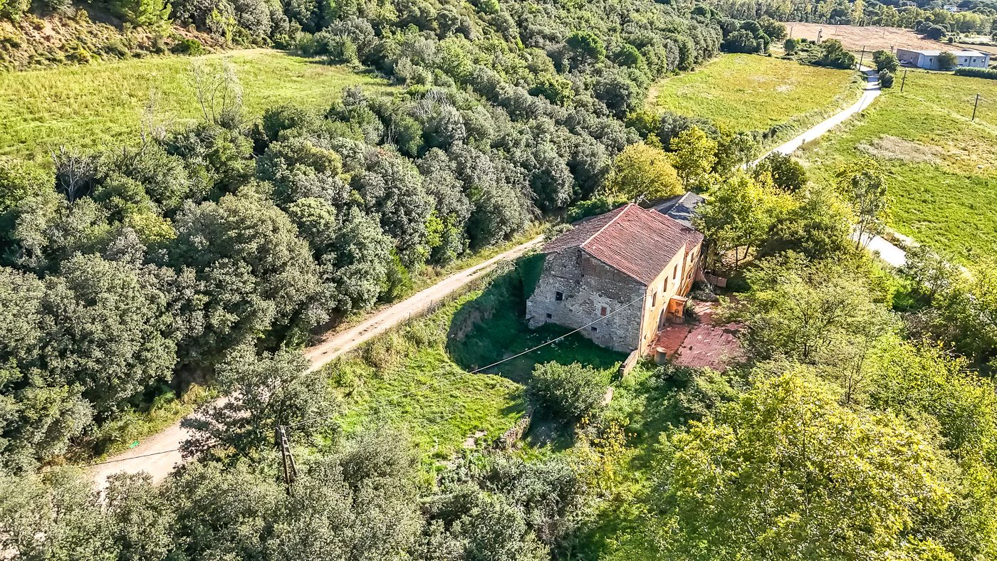 Masia para rehabilitar en la falda del parque natural del Montseny. 12 hectáreas con parte de cultivo.