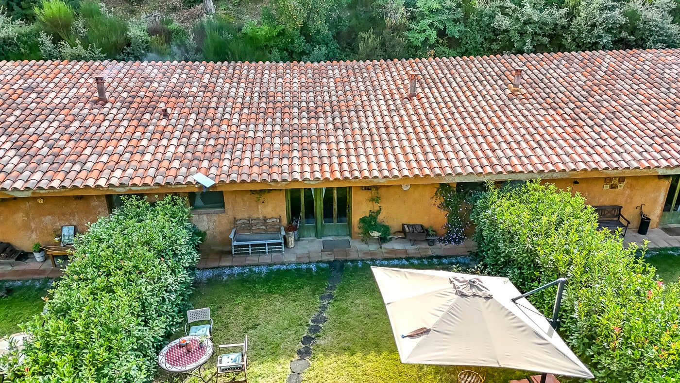 1517 - Conjunto de tres apartamentos reformados + masía para rehabilitar en parcela de 20 ha.
