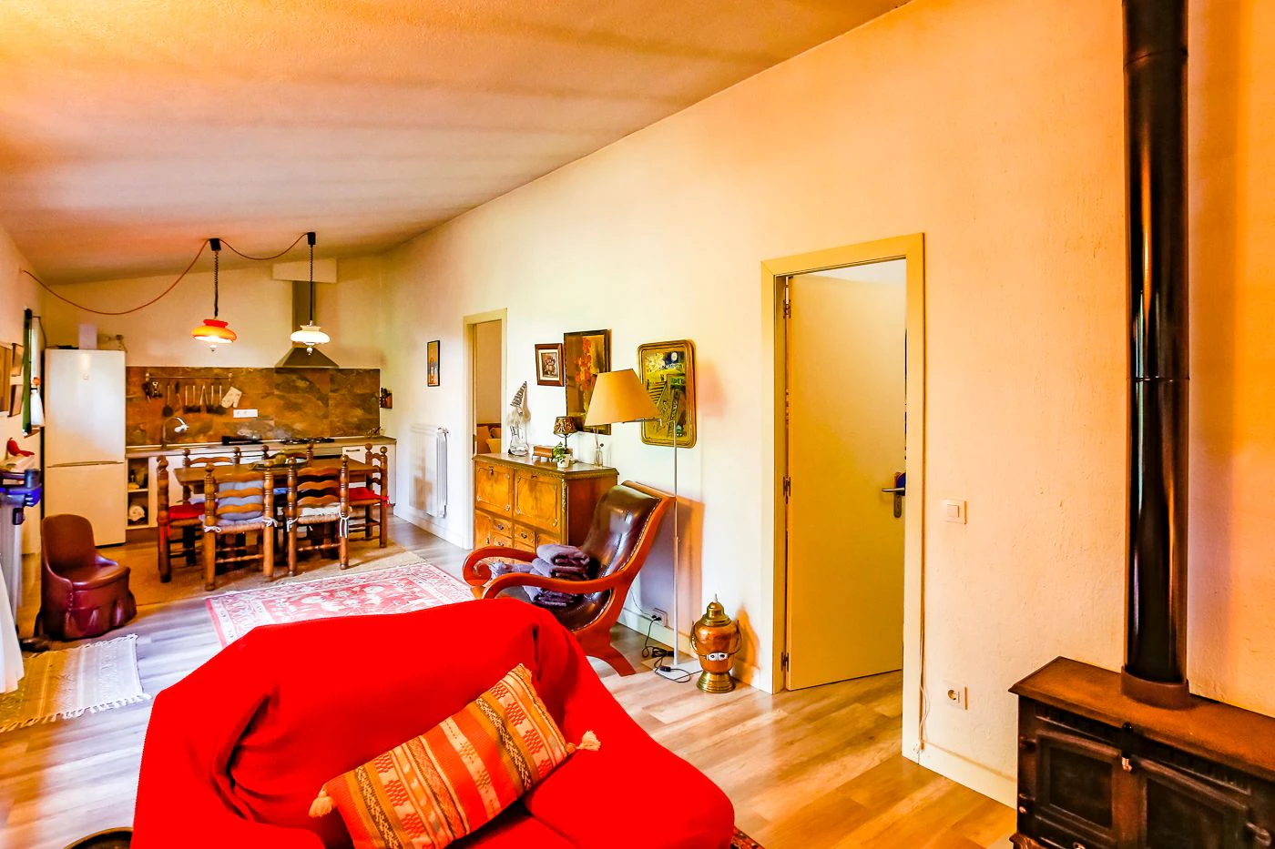 1517 - Conjunto de tres apartamentos reformados + masía para rehabilitar en parcela de 20 ha.