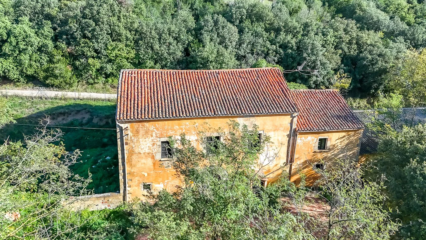 Masia para rehabilitar en la falda del parque natural del Montseny. 12 hectáreas con parte de cultivo.