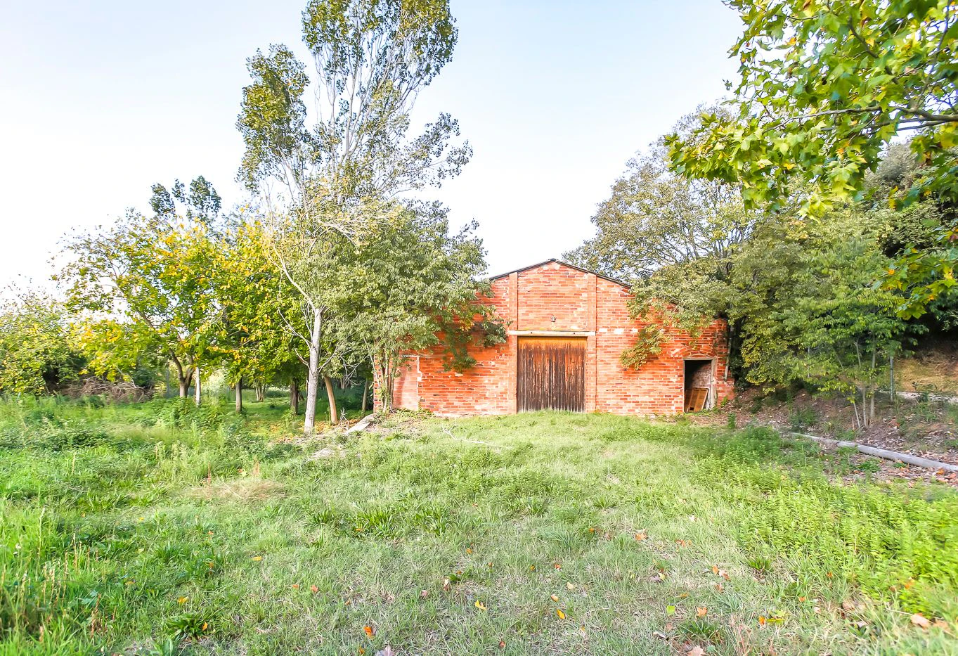 Masia para rehabilitar en la falda del parque natural del Montseny. 12 hectáreas con parte de cultivo.