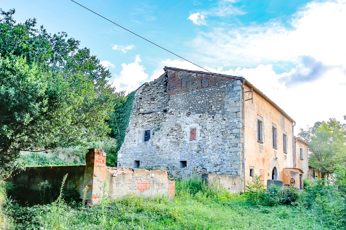 Masia para rehabilitar en la falda del parque natural del Montseny. 12 hectáreas con parte de cultivo.