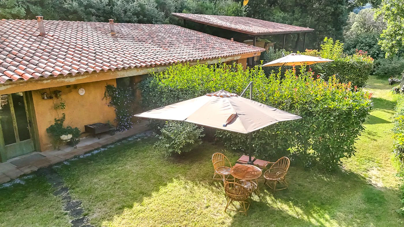 1517 - Conjunto de tres apartamentos reformados + masía para rehabilitar en parcela de 20 ha.