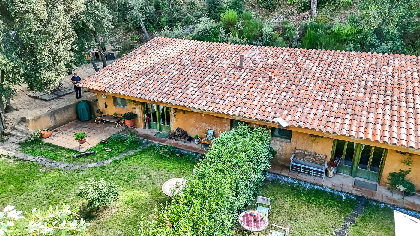 1517 - Conjunto de tres apartamentos reformados + masía para rehabilitar en parcela de 20 ha.