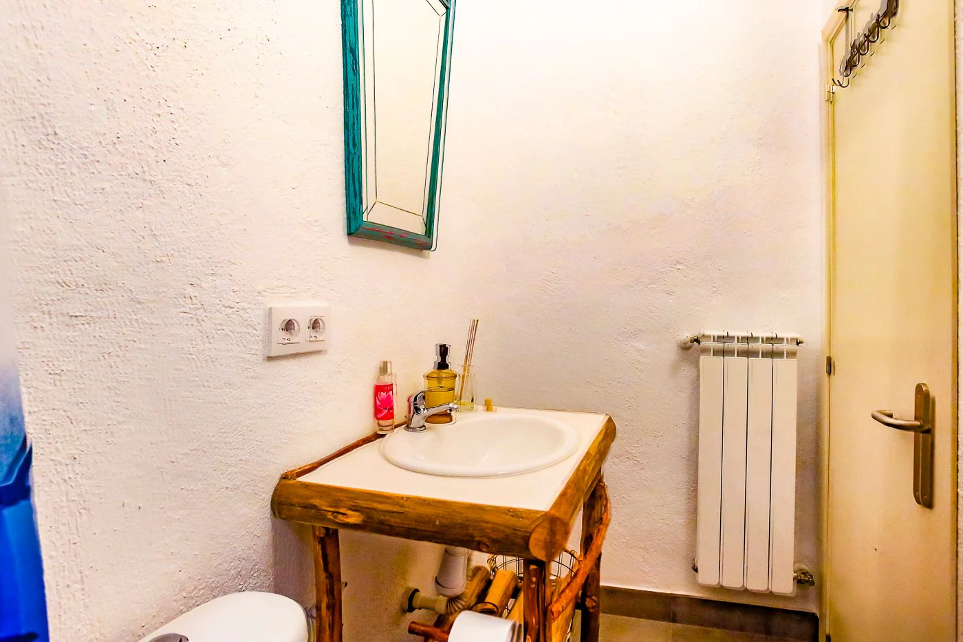 1517 - Conjunto de tres apartamentos reformados + masía para rehabilitar en parcela de 20 ha.