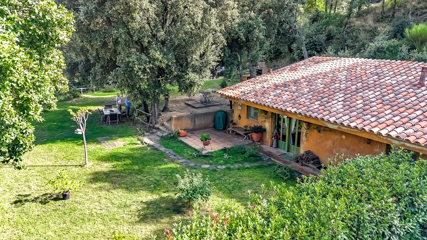 1517 - Conjunto de tres apartamentos reformados + masía para rehabilitar en parcela de 20 ha.