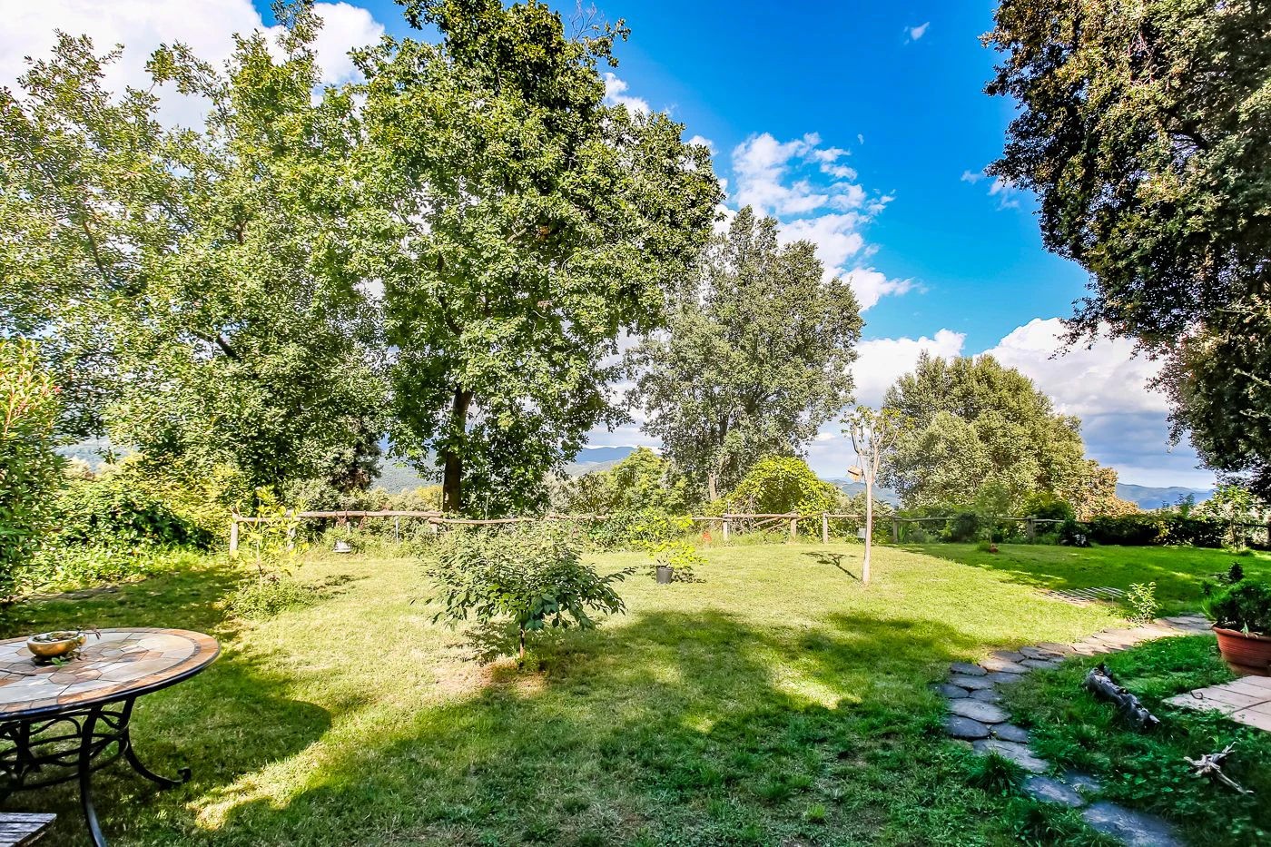 1517 - Conjunto de tres apartamentos reformados + masía para rehabilitar en parcela de 20 ha.