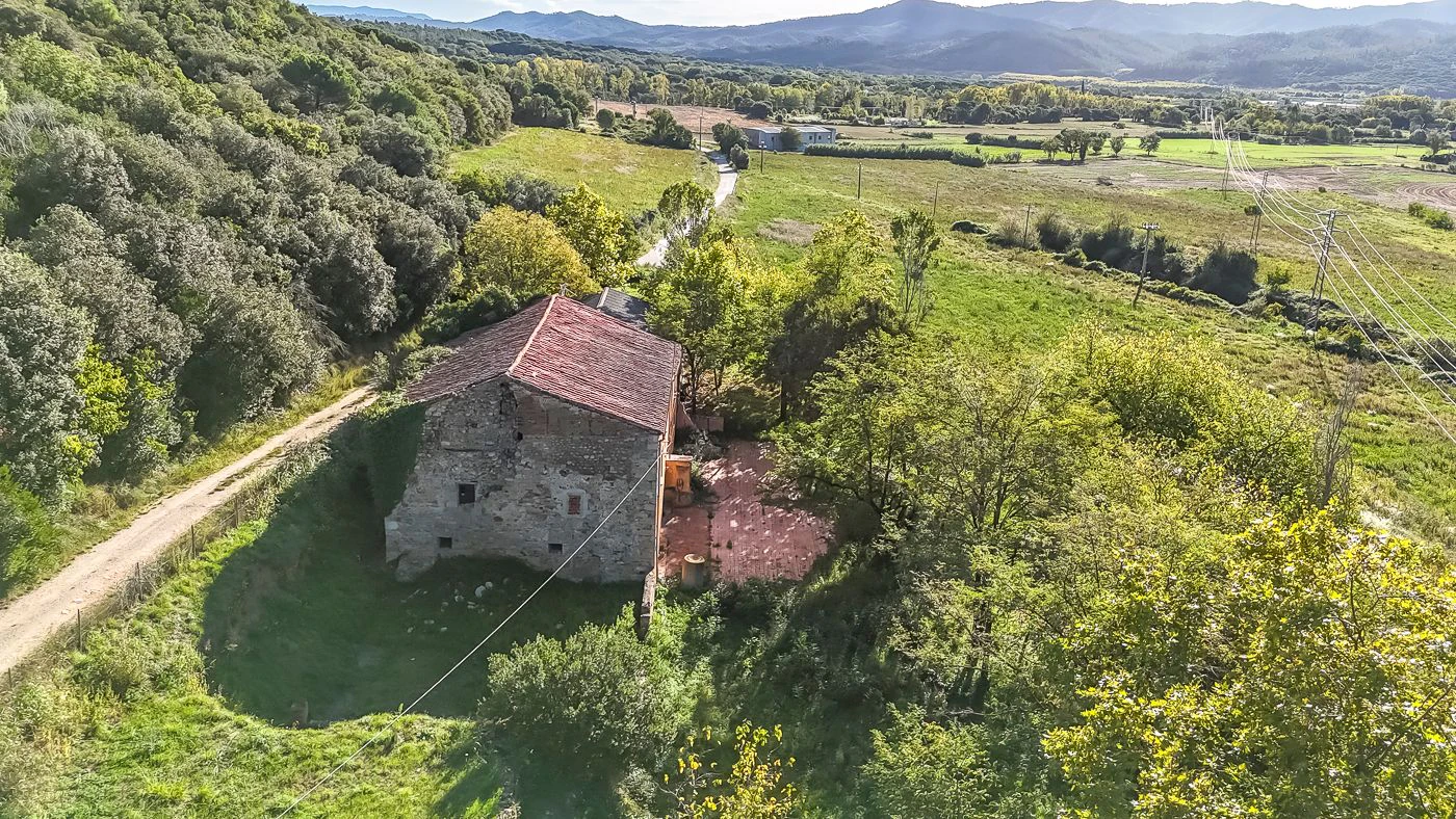 Masia para rehabilitar en la falda del parque natural del Montseny. 12 hectáreas con parte de cultivo.