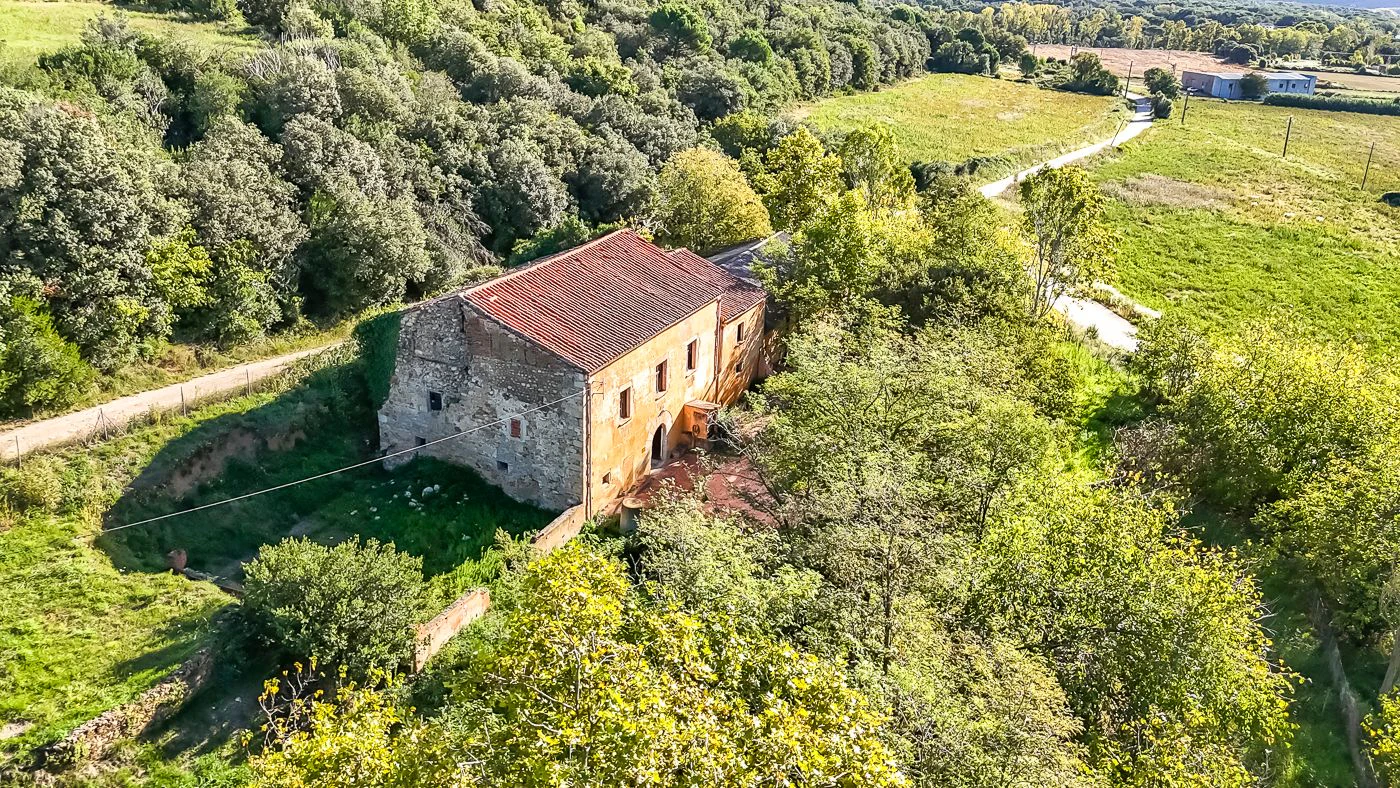 Masia para rehabilitar en la falda del parque natural del Montseny. 12 hectáreas con parte de cultivo.