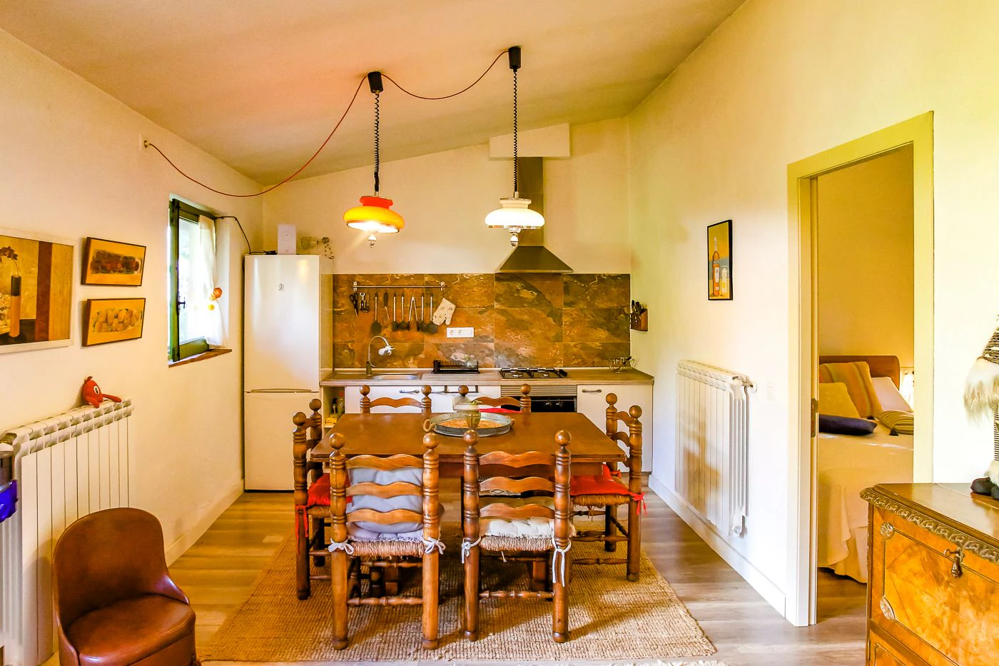 1517 - Conjunto de tres apartamentos reformados + masía para rehabilitar en parcela de 20 ha.