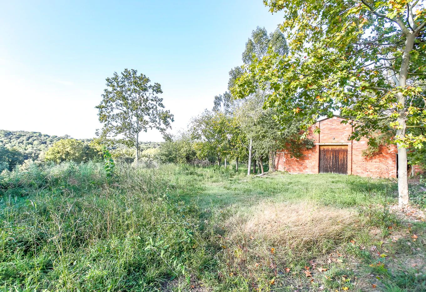 Masia para rehabilitar en la falda del parque natural del Montseny. 12 hectáreas con parte de cultivo.
