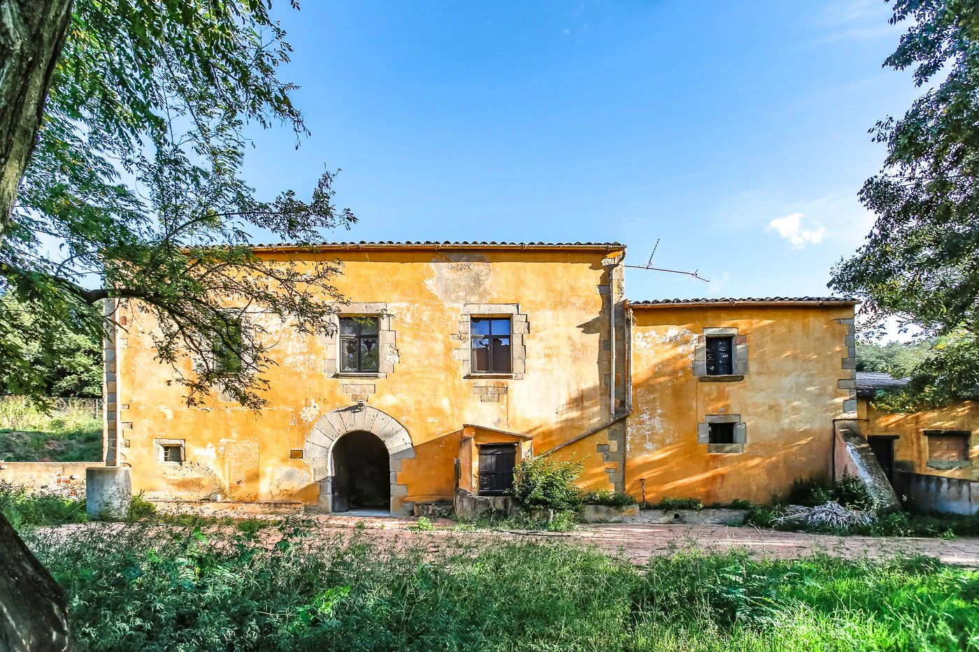 Masia para rehabilitar en la falda del parque natural del Montseny. 12 hectáreas con parte de cultivo.